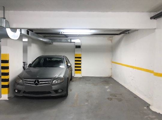Odlicna lokacija,12 m2,-1,auto-lift,novije gradnje