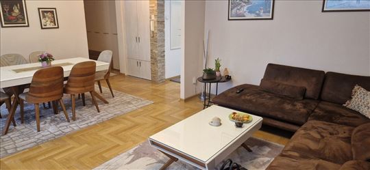 Blok 61 u parku, miran LUX opremljen 60+ter 