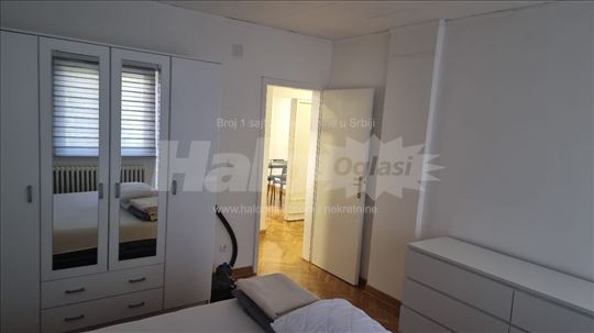 Izdajem stan na Banjici 60kvm dve spavace sobe