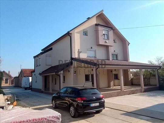 Lux kuća sa pomoćnim objektima i lux bazenom, Čent