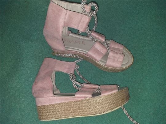 Prodajem bebi roze moderne sandale
