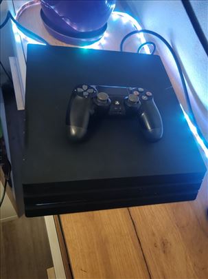Sony PS4 PRO 1TB + dzojtik-igrica