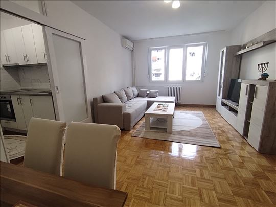 Retko u ponude, lep stan pored Ade 