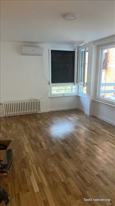 Zemun Galenika 83+5 renoviran,funkcionalan,useljiv