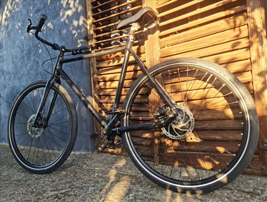 Canyon commuter na kais, retro moderan bicikl.