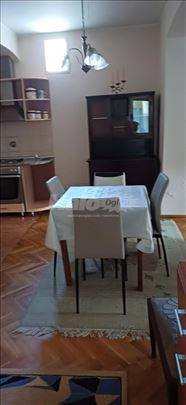 Izdajem trosoban stan