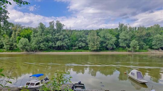 Baračka, vikendica u prvom redu do vode