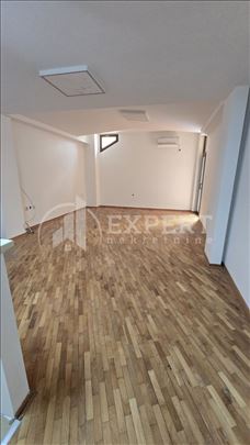 Izdaje se poslovni prostor u centru grada, 51m2