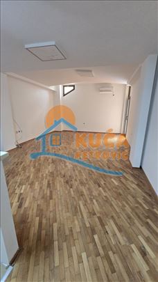 Izdaje se poslovni prostor u centru grada, 51m2