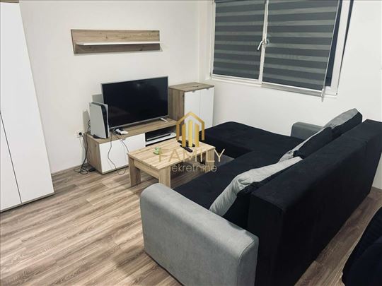 Na prodaju kompletno opremljena garsonjera na Adic