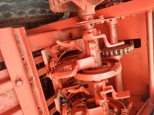 Prodajem mašinu za baliranje sena