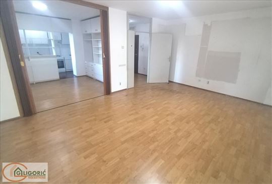 Svetao porodičan stan, odmah useljiv