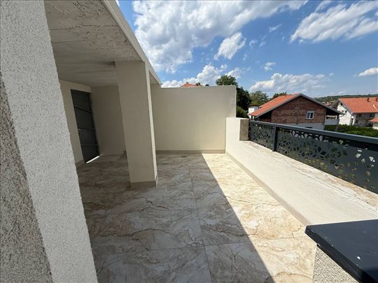 Trosoban uknjižen stan u Kaluđerici