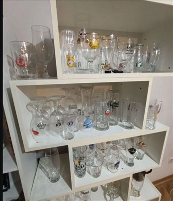 Velika kolekcija pivskih čaša sa belom policom