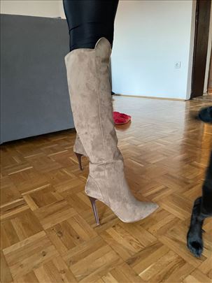 Duboke čizme sa visokom potpeticom