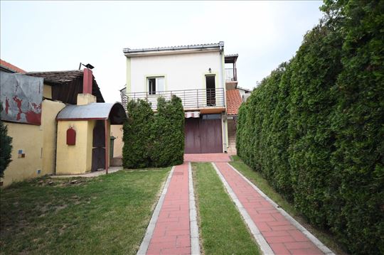 Dve kuce na 4a placa, 95m2+gar(40m2) odmah useljiv