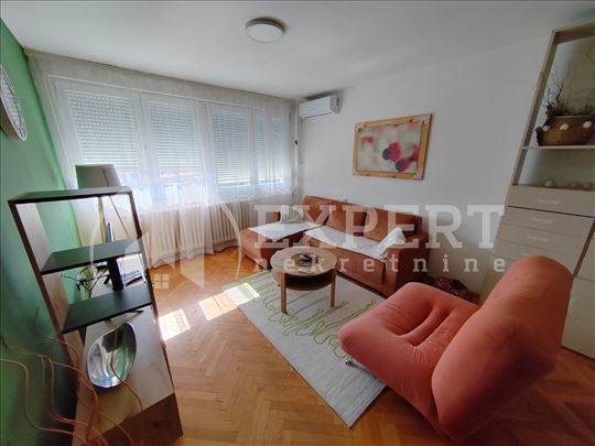 Izdaje se jednoiposoban stan u centru u Dušanovoj 