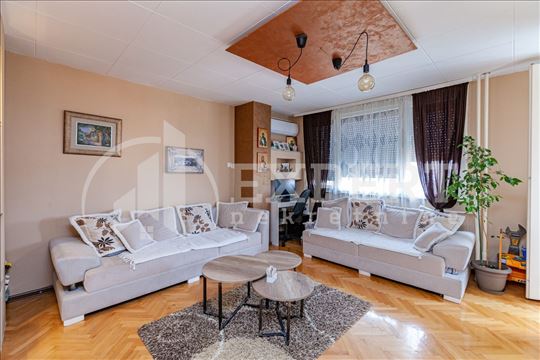 Izdaje se stan na Bulevaru kod Zone III, 65m2!