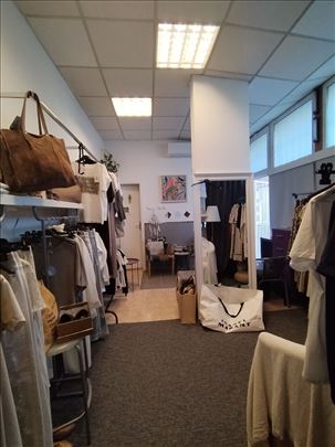 Lokal u bloku 22 sa izlogom, prizemlje, uknjižen