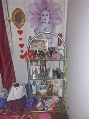 Polica i beli radni sto