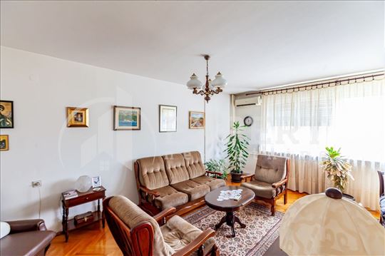Trosoban stan, centar, 3. sprat, cg