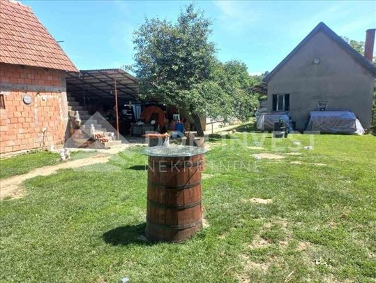 Barič, kuća sa placem i pomoćnim objektima