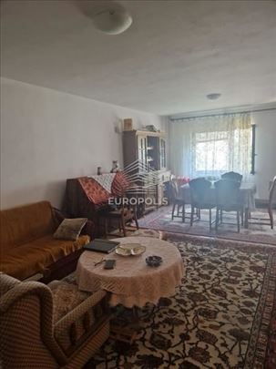 Kuća sa tri stana u Batajnici i garaža dvorišna ID