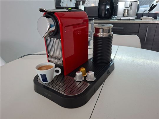 Nespresso aparat za kafu + milk froter