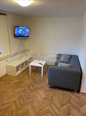 Renovirana garsonjera sa dvorištem bez rezija