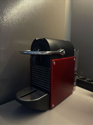 Aparat za kafu Nespresso + kutija sa kapsulama