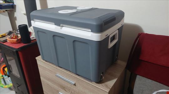 auto kamp frizider 12 i 220 v