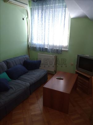 Izdaje se garsonjera kod Pravnog fakulteta, 25m2!