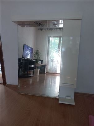 Ogledalo sa svetlom i ormaricem