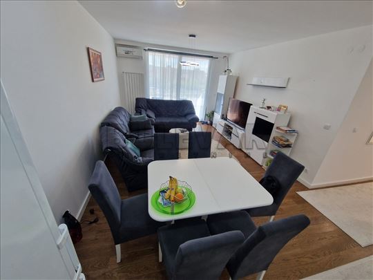 Prelep trosoban stan u kompleksu Delta Residence, 