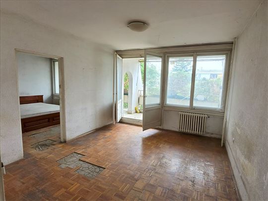Prodajemo 4.0 stan za renoviranje u Bloku 70 103m2