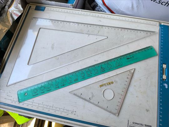 2 trouglasta lenjira i lenjir sa slikama geometrij