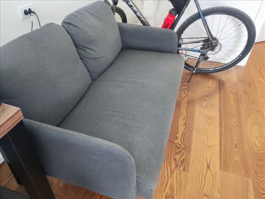 IKEA - GLOSTAD SOFA stara svega 2 meseca