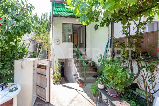 Kuća 50m2, plus pomoćni objekat 33m2, Ledena stena