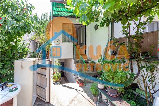 Kuća 50m2, plus pomoćni objekat 33m2, Ledena stena