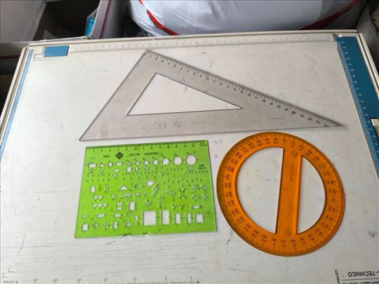 Lenjiri sa geometrijskim oblicima i uglomer