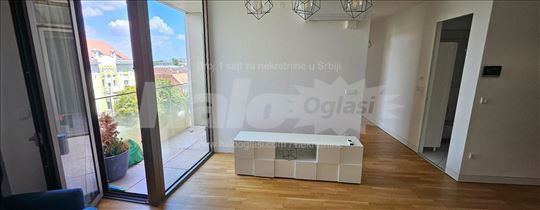Izdajem poslovni prostor na vrhu zgrade