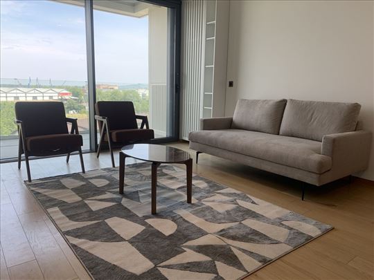 Prodaja,3.0 Namesten, Neuseljavan Stan U Novom Dor