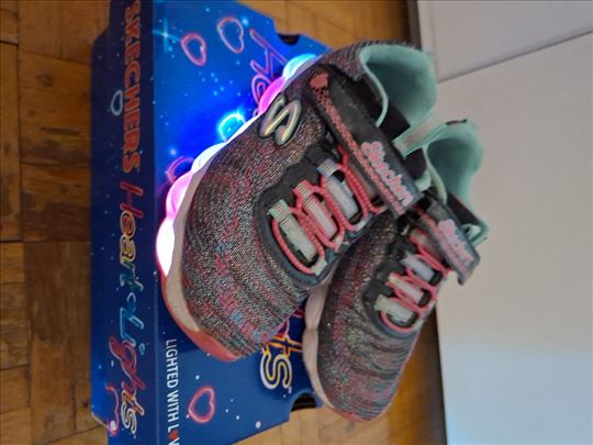 Skechers veličina 30.