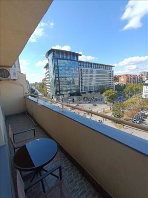 Stan u centru NS sa terasom i panoramskim pogledom