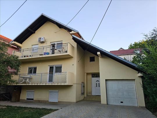 Uknjižena troetažna kuća sa placem – Altina, Zemun