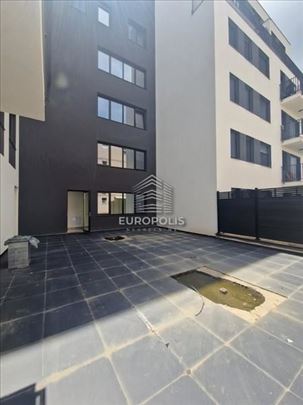 Lokal u novogradnji investitor radi završne radove