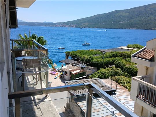 Na prodaju- Apartman,prvi red do mora 