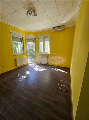Petosoban stan od 84 m² sa baštom i parkingom