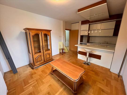 Prodaje se dvoiposoban stan na Adamovićevom naselj