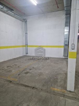 Više parking mesta između Cara Dušana i Ugrinovačk